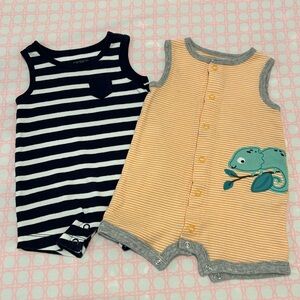 Set of 2 - EUC Carter’s Onesies 🚭